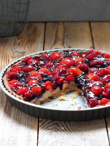 Zdjęcie - tarta z kremem budyniowym i owocami - Przepisy kulinarne ze zdjęciami