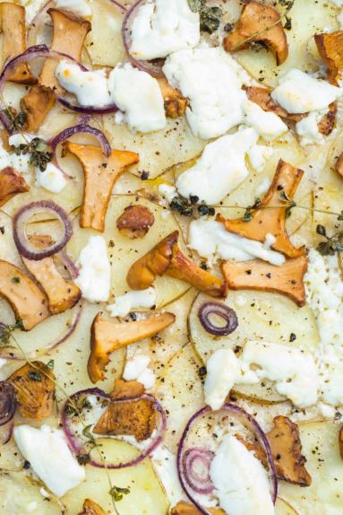 Zdjęcie - Pizza z młodymi ziemniakami, kurkami i kozim serem - Przepisy kulinarne ze zdjęciami