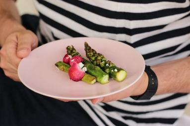 Zdjęcie - Pieczone szparagi z rzodkiewkami - Przepisy kulinarne ze zdjęciami