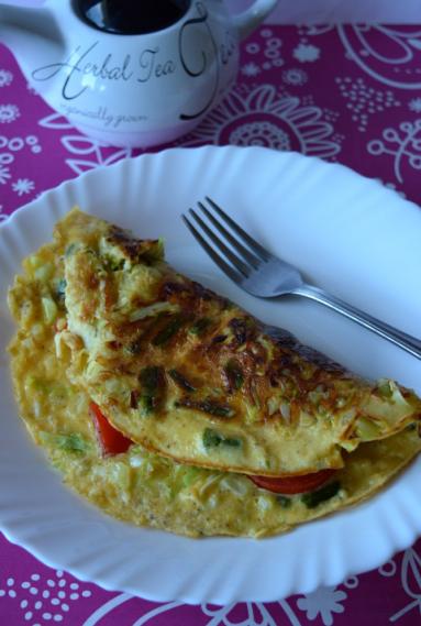 Zdjęcie - Omlet z młodą kapustą, szparagami i  pomidorem - Przepisy kulinarne ze zdjęciami