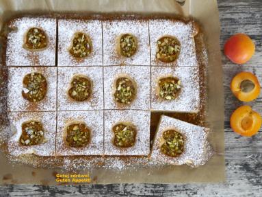 Zdjęcie - Ciasto morelowe z pistacjami - Przepisy kulinarne ze zdjęciami