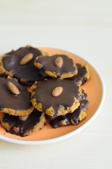 Zdjęcie - Ciasteczka z batatów z czekoladą i migdałami - Przepisy kulinarne ze zdjęciami