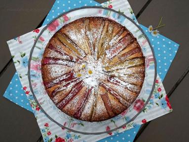Zdjęcie - Migdałowe ciasto z rabarbarem i białą czekoladą - Przepisy kulinarne ze zdjęciami