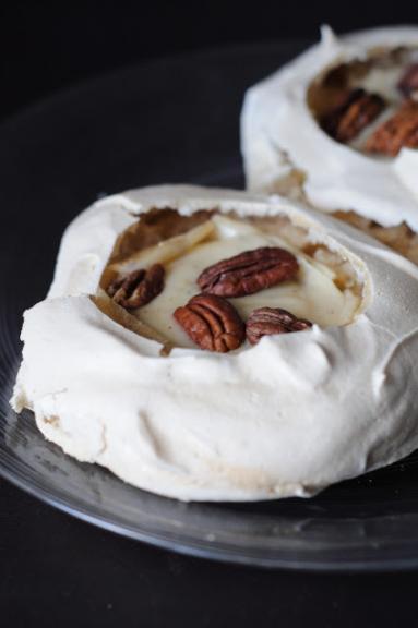 Zdjęcie - Wegańskie bezy z lawendowym kremem jaglanym - Przepisy kulinarne ze zdjęciami