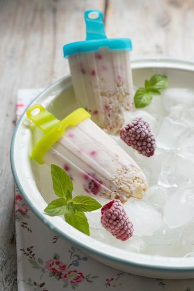 Zdjęcie - Domowe jogurtowe lody z owocami i płatkami owsianymi - Przepisy kulinarne ze zdjęciami