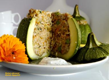 Zdjęcie - Okrągła cukinia faszerowana mięsem z indyka z ryżem i warzywami - Przepisy kulinarne ze zdjęciami