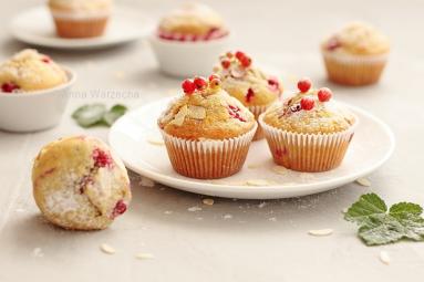 Zdjęcie - Migdałowe muffinki z czerwoną porzeczką - Przepisy kulinarne ze zdjęciami
