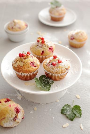 Zdjęcie - Migdałowe muffinki z czerwoną porzeczką - Przepisy kulinarne ze zdjęciami