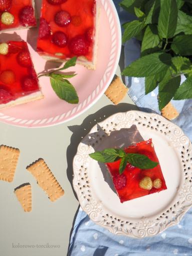 Zdjęcie - Grysikowe ciasto z owocami i galaterką - Przepisy kulinarne ze zdjęciami