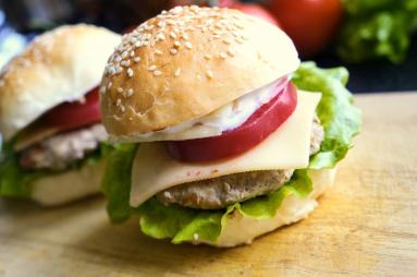 Zdjęcie - Domowe hamburgery - Przepisy kulinarne ze zdjęciami
