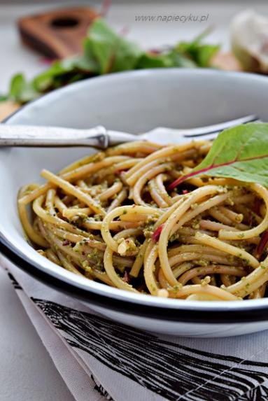 Zdjęcie - Spaghetti z pesto z botwinki - Przepisy kulinarne ze zdjęciami
