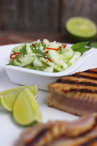 Zdjęcie - Grillowany stek z tuńczyka z azjatycką mizerią - Przepisy kulinarne ze zdjęciami
