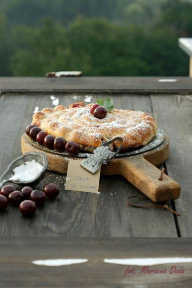Zdjęcie - Ciasto francuskie z wiśniami - Przepisy kulinarne ze zdjęciami