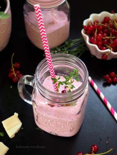 Zdjęcie - Koktajl jogurtowy z czerwoną porzeczką i białą czekoladą - Przepisy kulinarne ze zdjęciami