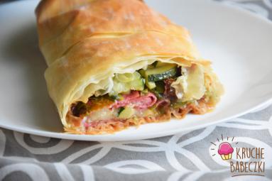 Zdjęcie - Ciasto filo z warzywami, mozzarellą i salami - Przepisy kulinarne ze zdjęciami
