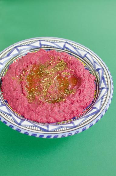 Zdjęcie - Hummus z burakami i za'atarem - Przepisy kulinarne ze zdjęciami