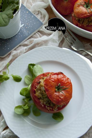 Zdjęcie - Faszerowane pomidory. Komosa ryżowa i cukinia. - Przepisy kulinarne ze zdjęciami
