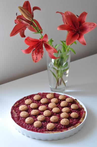 Zdjęcie - Jaglana tarta z porzeczkami i ciastkami amaretti - Przepisy kulinarne ze zdjęciami