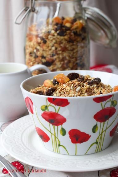 Zdjęcie - Domowa granola z morelami, orzechami laskowymi i pestkami słonecznika | U stóp Benbulbena - Przepisy kulinarne ze zdjęciami