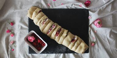 Zdjęcie - Zakręcony chleb z twarogiem i malinami - Przepisy kulinarne ze zdjęciami