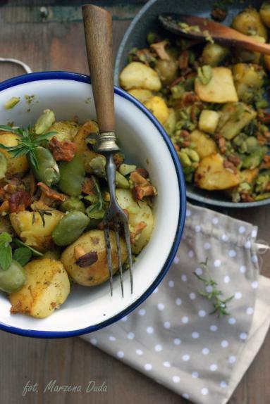 Zdjęcie - Sałatka na ciepło z młodych ziemniaków, bobu i kurek - Przepisy kulinarne ze zdjęciami