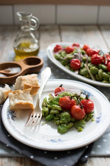 Zdjęcie - Sałatka z bobu i pieczonych pomidorów - Przepisy kulinarne ze zdjęciami