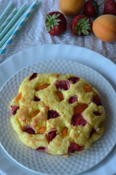 Zdjęcie - Pieczony omlet twarogowy z  owocami - Przepisy kulinarne ze zdjęciami