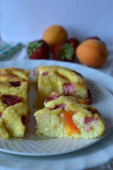 Zdjęcie - Pieczony omlet twarogowy z  owocami - Przepisy kulinarne ze zdjęciami