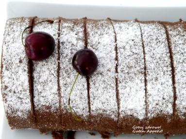 Zdjęcie - Biszkoptowa, czekoladowa rolada amaretto z wiśniami - Przepisy kulinarne ze zdjęciami