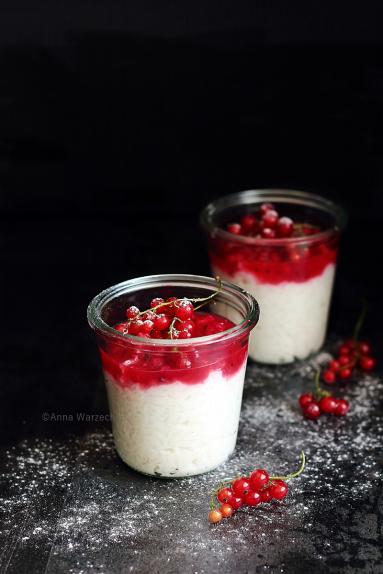 Zdjęcie - Ryż na mleku kokosowym z czerwoną porzeczką - Przepisy kulinarne ze zdjęciami