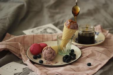 Zdjęcie - Lody borówkowe z miodem gryczanym - Przepisy kulinarne ze zdjęciami