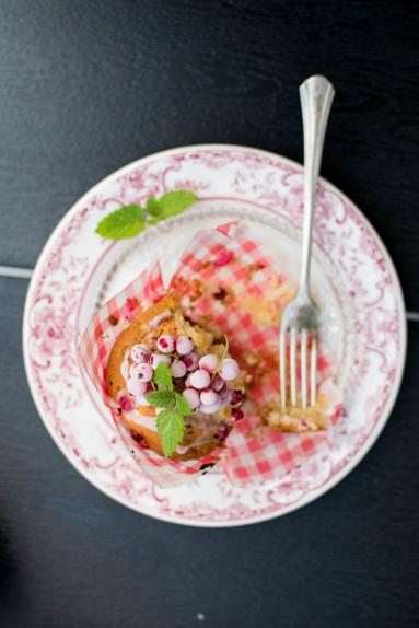 Zdjęcie - Jogurtowe babeczki z porzeczkami - Przepisy kulinarne ze zdjęciami