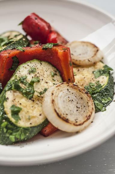 Zdjęcie - Sałatka z  grillowanych warzyw w marynacie - Przepisy kulinarne ze zdjęciami