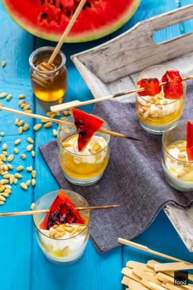 Zdjęcie - Grillowany arbuz z jogurtem greckim, orzeszkami piniowymi i miodem - Przepisy kulinarne ze zdjęciami
