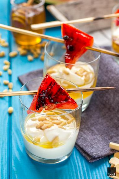 Zdjęcie - Grillowany arbuz z jogurtem greckim, orzeszkami piniowymi i miodem - Przepisy kulinarne ze zdjęciami