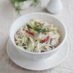 Zdjęcie - Sałatka z makaronu ryżowego - Przepisy kulinarne ze zdjęciami