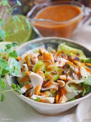 Zdjęcie - Sałatka tajska z dresingiem orzechowym / Thai salad with peanut dressing - Przepisy kulinarne ze zdjęciami
