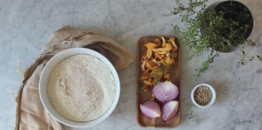 Zdjęcie - Supełki z kurkami i karmelizowaną cebulą - Przepisy kulinarne ze zdjęciami