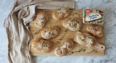 Zdjęcie - Supełki z kurkami i karmelizowaną cebulą - Przepisy kulinarne ze zdjęciami