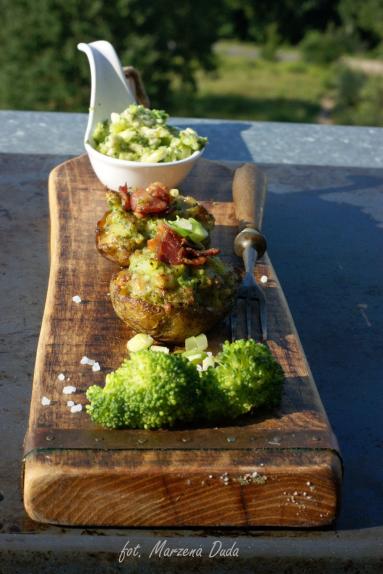Zdjęcie - Ziemniaczane łódeczki z brokułowym nadzieniem - Przepisy kulinarne ze zdjęciami