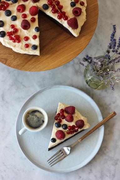 Zdjęcie - Czekoladowe ciasto cukiniowe z mascarpone i owocami - Przepisy kulinarne ze zdjęciami