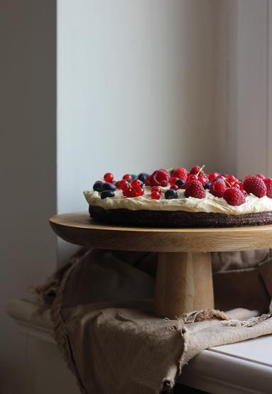 Zdjęcie - Czekoladowe ciasto cukiniowe z mascarpone i owocami - Przepisy kulinarne ze zdjęciami