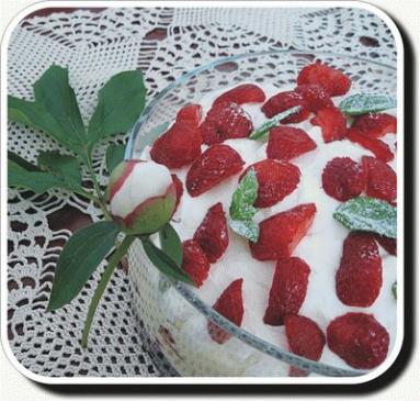 Zdjęcie - Trifle z truskawkami - Przepisy kulinarne ze zdjęciami