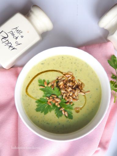 Zdjęcie - Zupa krem z cukinii z prażonym słonecznikiem - Przepisy kulinarne ze zdjęciami