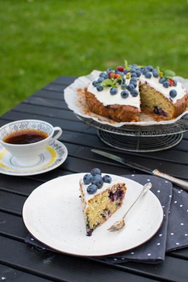 Zdjęcie - Ciasto z cukinią i borówkami - Przepisy kulinarne ze zdjęciami