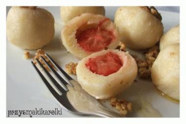 Zdjęcie - Knedle twarogowe z truskawkami - Przepisy kulinarne ze zdjęciami