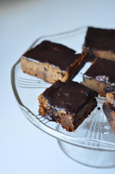 Zdjęcie - Pełnoziarniste ciasto dyniowe z czekoladą i suszonymi wiśniami - Przepisy kulinarne ze zdjęciami