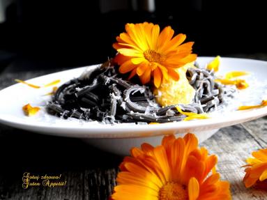 Zdjęcie - Makaron z sosem marchewkowo-nagietkowym - Przepisy kulinarne ze zdjęciami