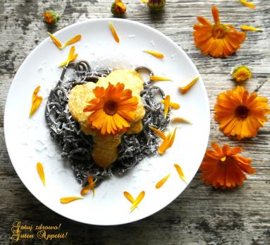 Zdjęcie - Makaron z sosem marchewkowo-nagietkowym - Przepisy kulinarne ze zdjęciami