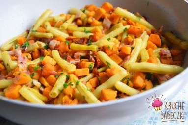 Zdjęcie - Bataty smażone z fasolką szparagową, boczkiem i suszonym pomidorem - Przepisy kulinarne ze zdjęciami